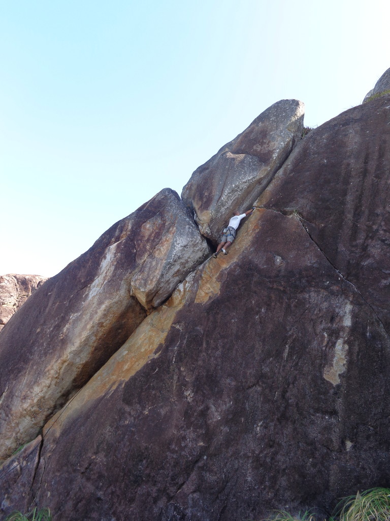 Escalada por toda essa fenda na diagonal equipada em móvel