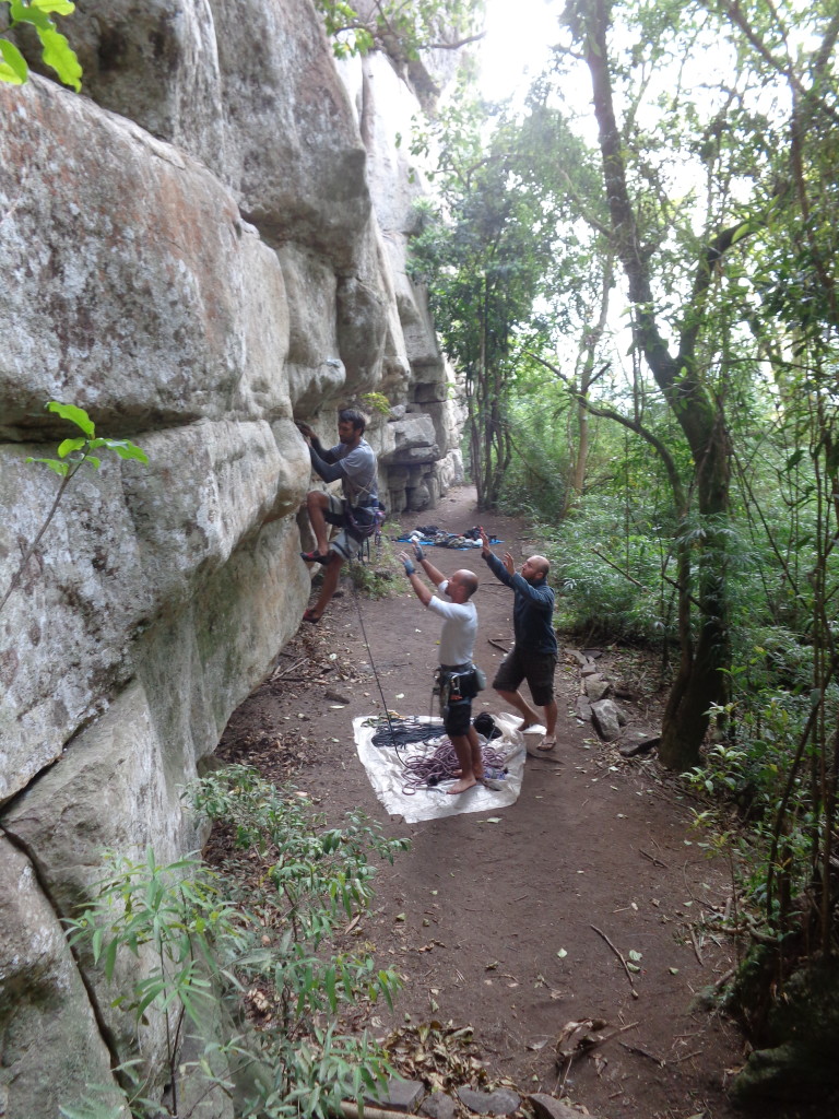 Eu e o Otaviano na segue de corpo pro Alessandro na saída da via Cata Ovo