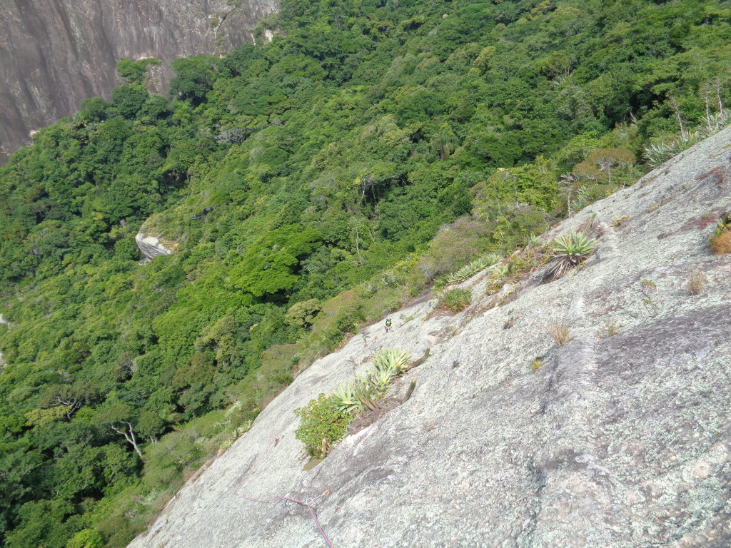 Michelle escalando a segunda enfiada
