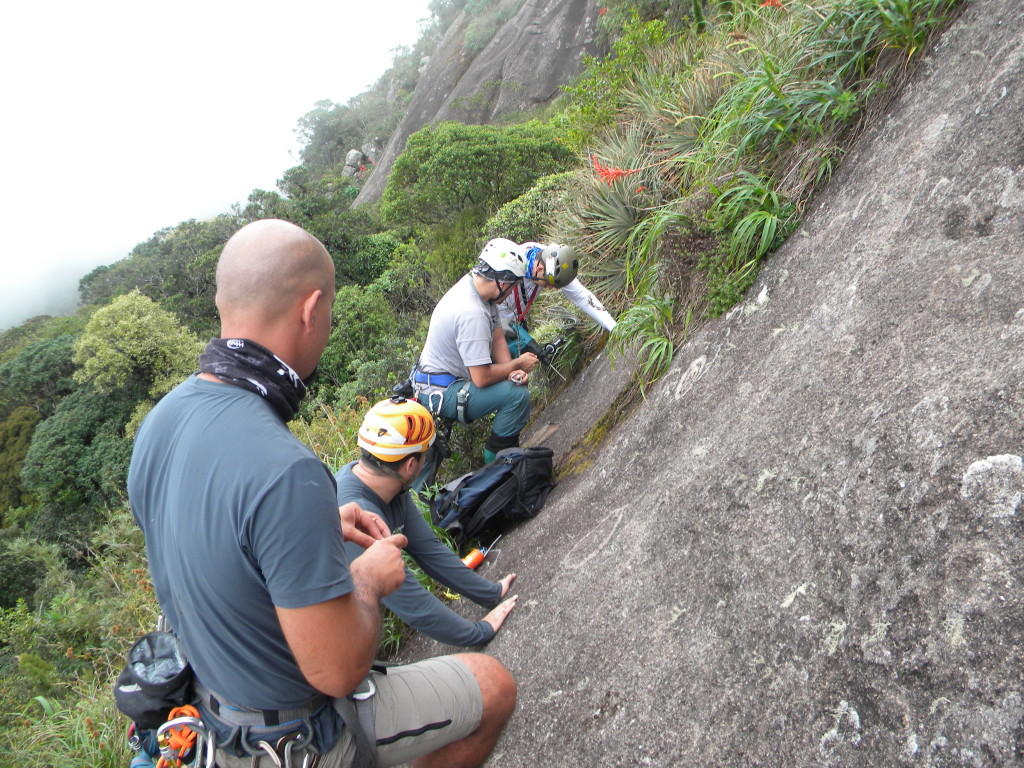 Inauguração da furadeira na instalação de uma chapa que seria usada como ancoragem para corda que da acesso a base das vias
