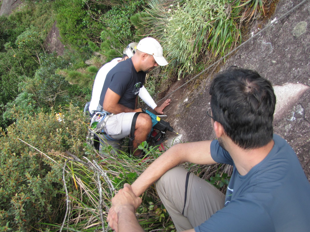 Colocação dos degraus de acesso a base das vias.