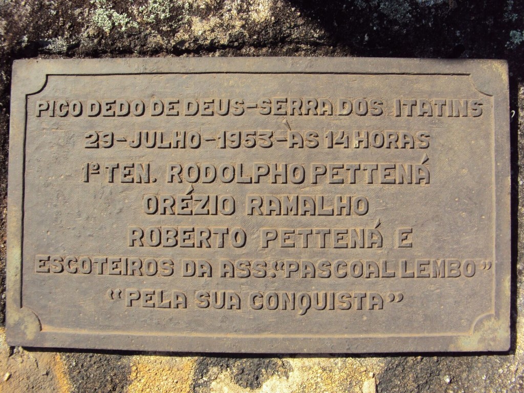 A placa no cume do Dedo de Deus Paulista