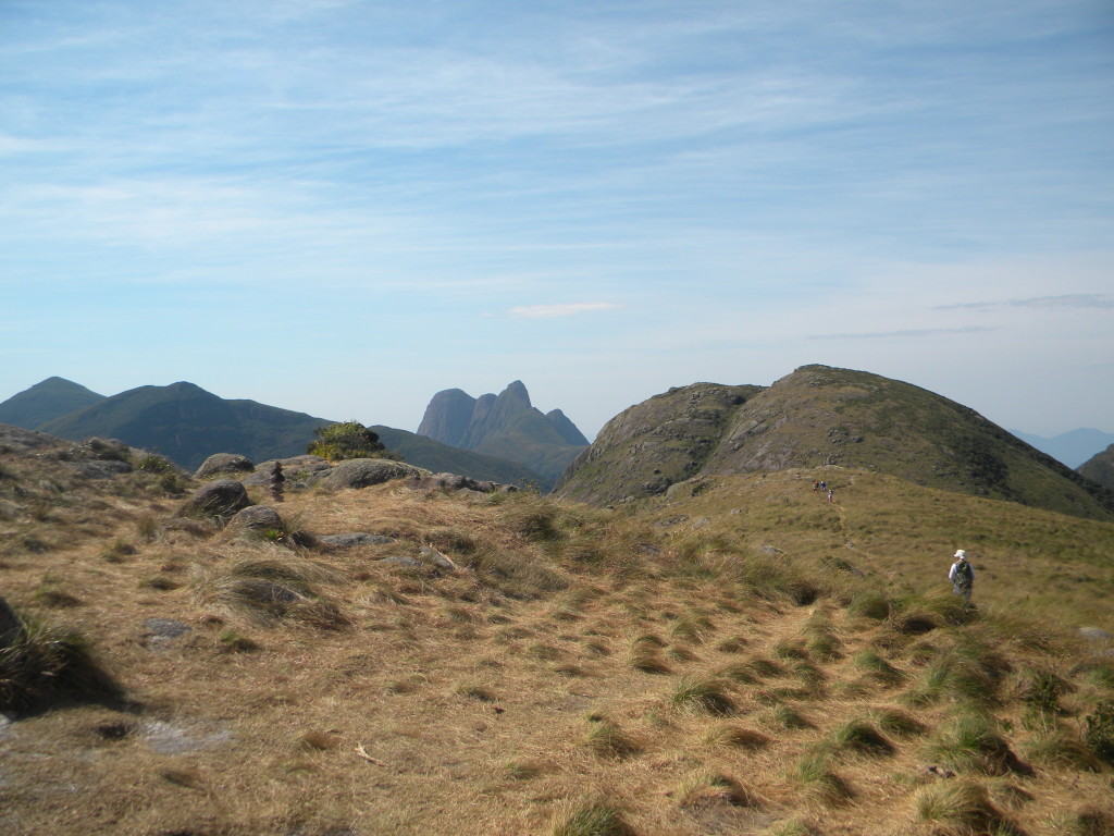Pico Paraná  ao fundo visto do cume do Camapuan. Tucum a direita.