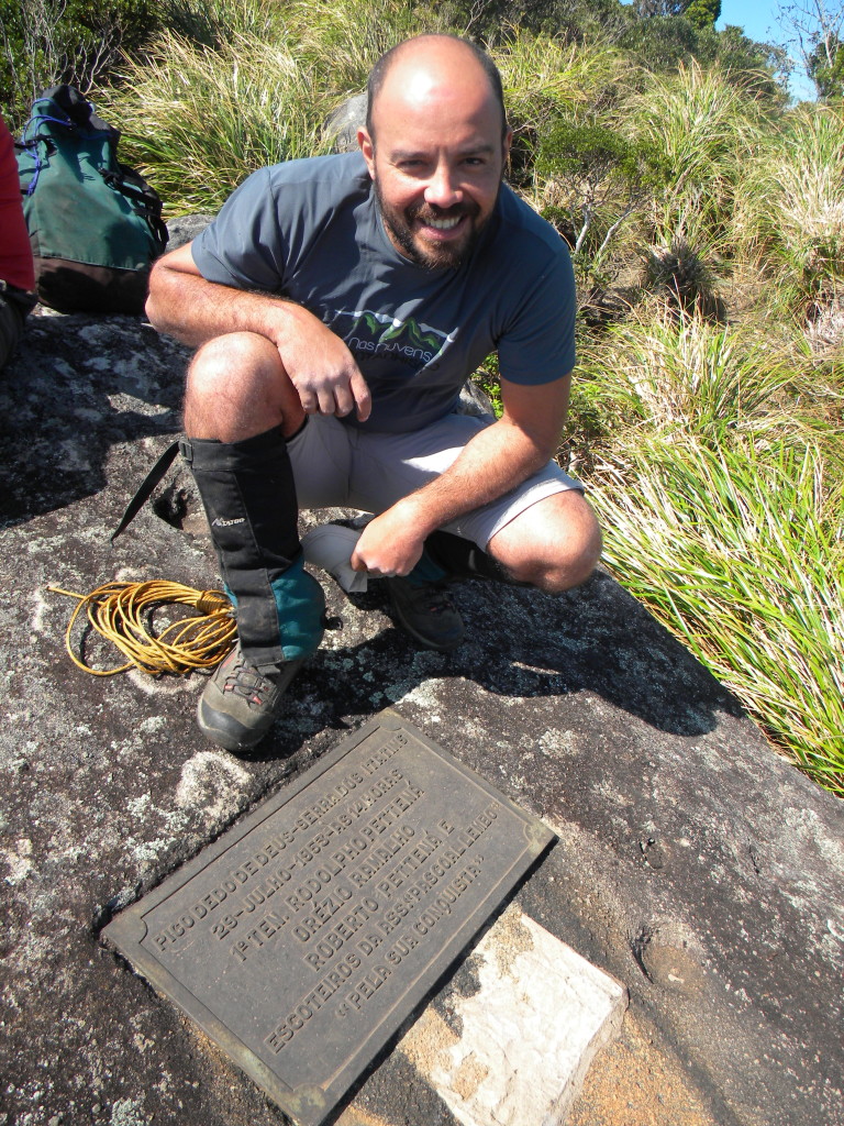 Placa do cume do Dedo de Deus Paulista