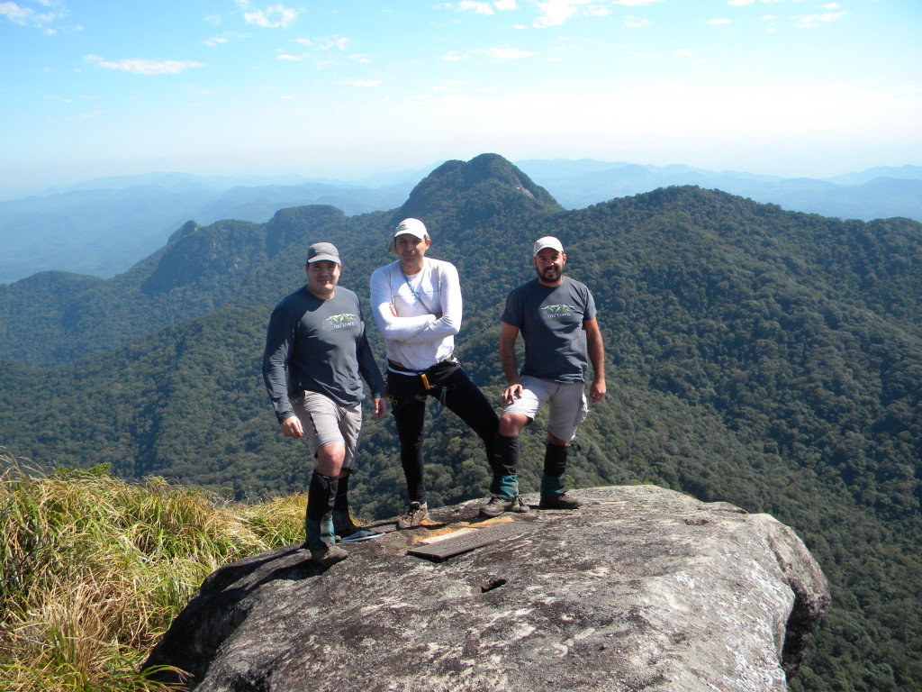 Juliano, Alisson e Natan. Nas Nuvens Montanhismo no cume do Dedo de Deus Paulista