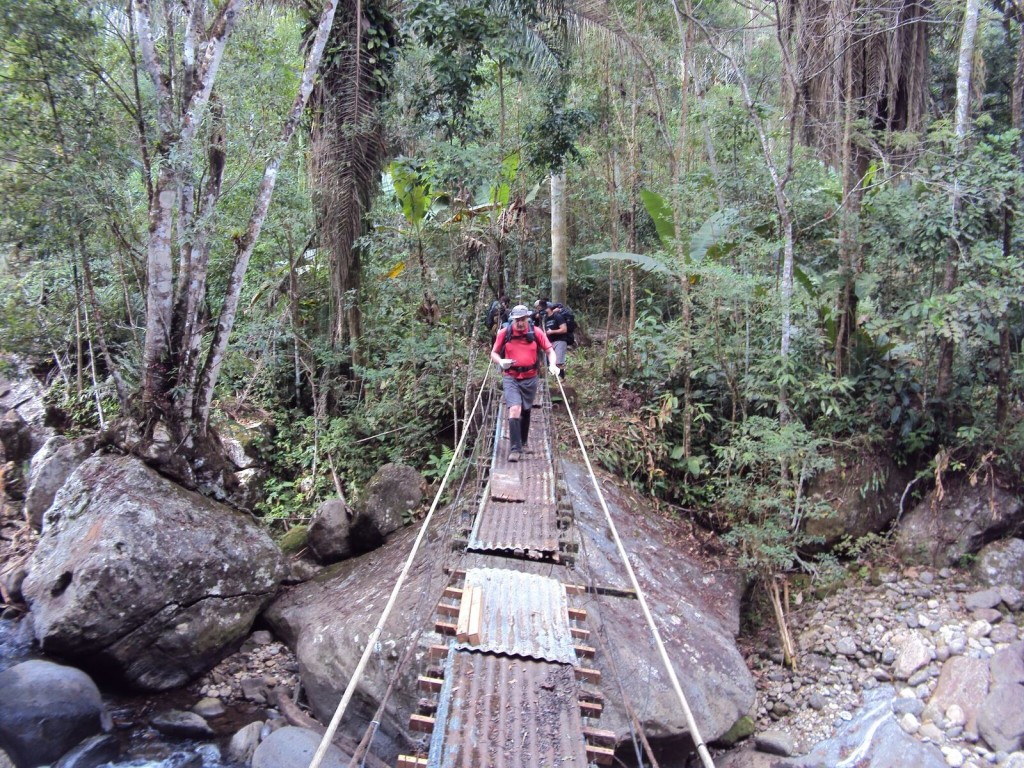 Ponte pênsil que tínhamos que atravessar ainda inteira
