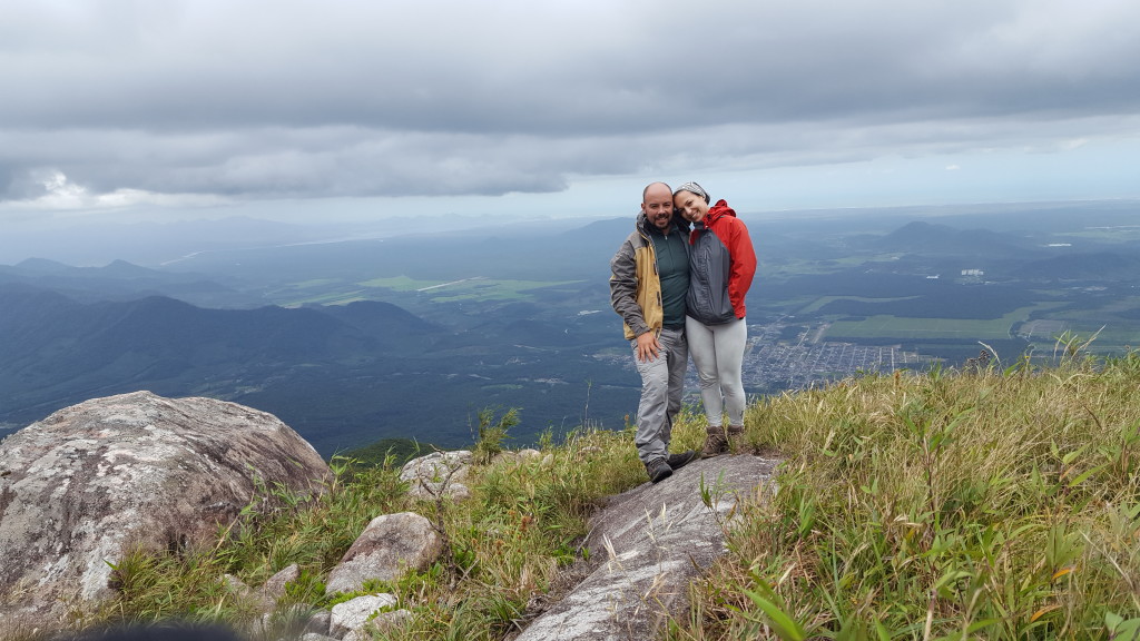 Natan e Michelle no cume do Garuva.
