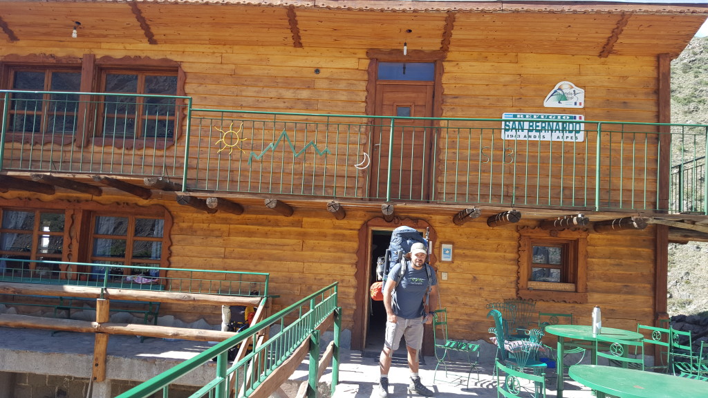 Saindo do refugio carregado para nossa aclimatação.