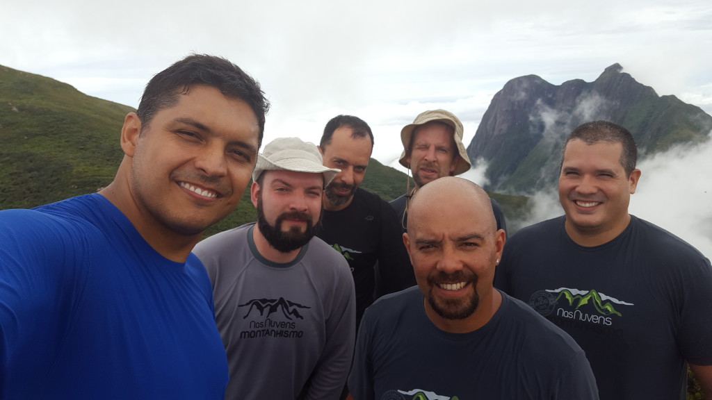 Piazada do Nas Nuvens no cume do Itapiroca, Alisson, Bolivia, Magrinho, Vinicius, Juliano e Natan.
