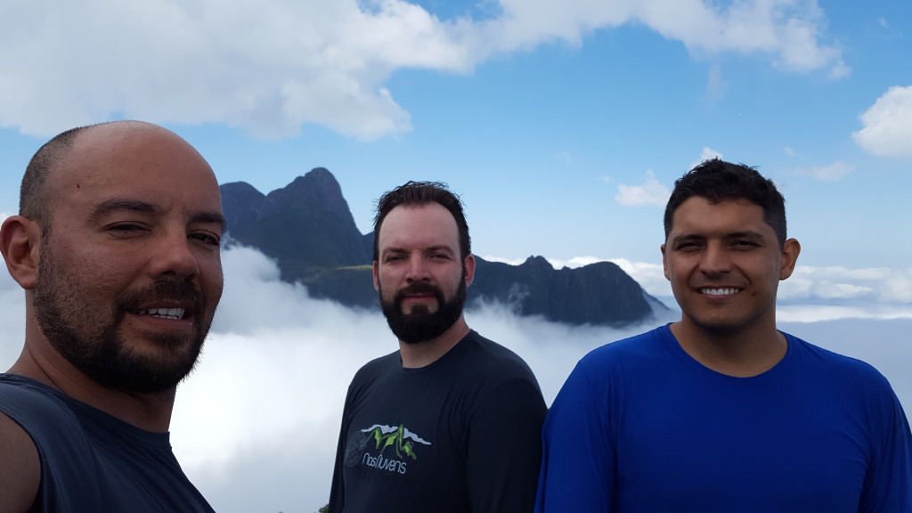 Eu, Bolivia e Alisson no cume do Taquaripoca com o Pico Paraná ao fundo.
