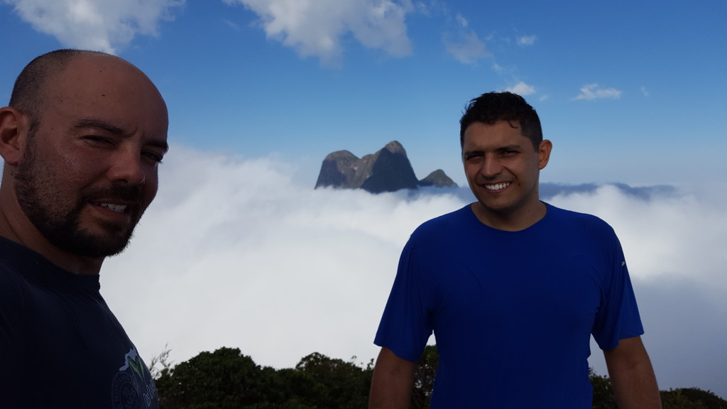 Eu e o Alisson no cume do Serro Verde com o Pico Paraná ao fundo.