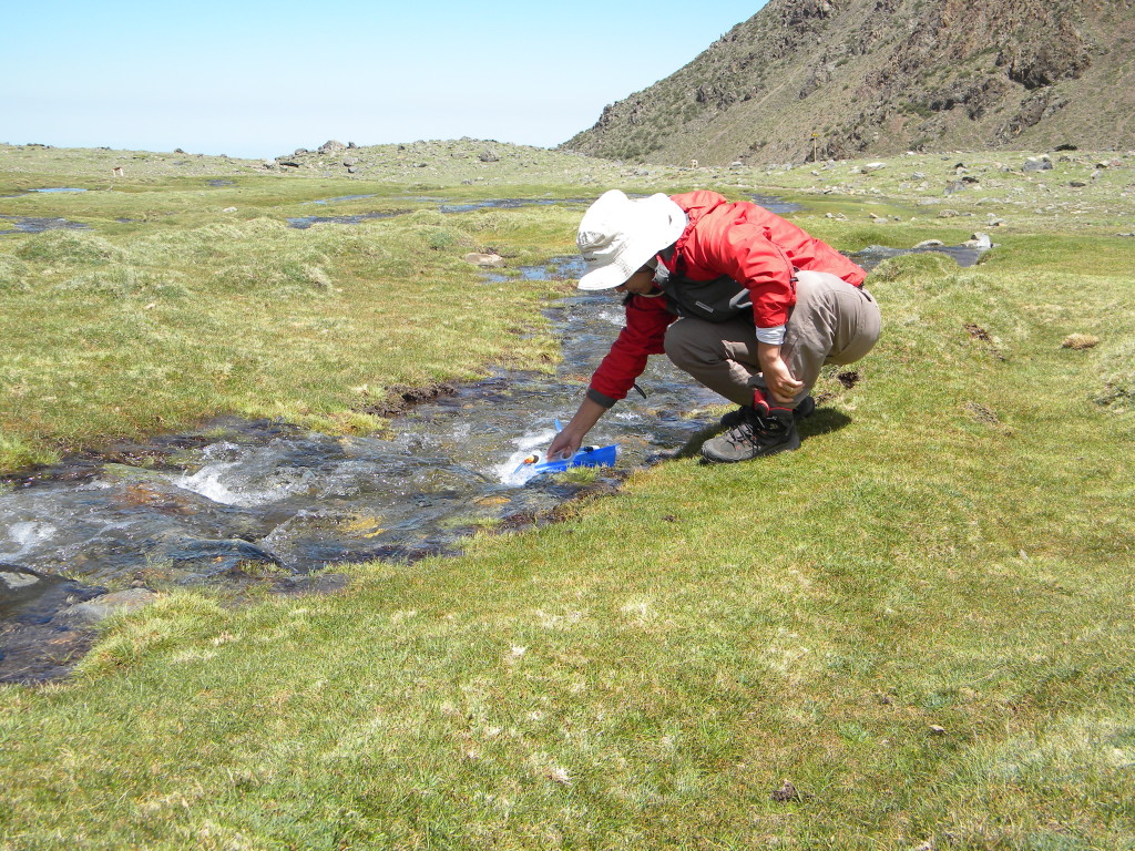 Rio que cruza o acampamento.