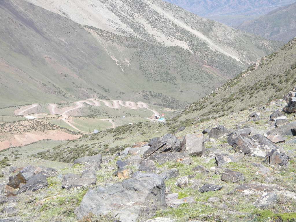 Estrada que da acesso aos refúgios visto do acampamento de Veguitas.