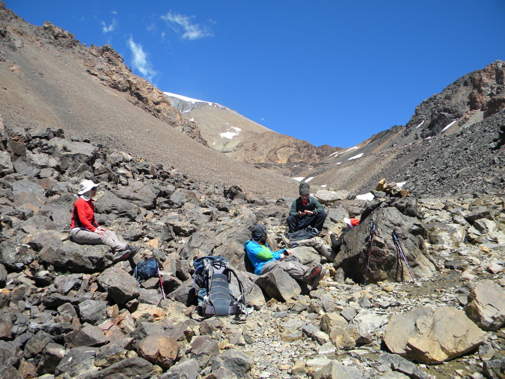No colo entre as duas montanhas a galera de Curitiba, Michelle, Mery, Murillo e Daniel. 