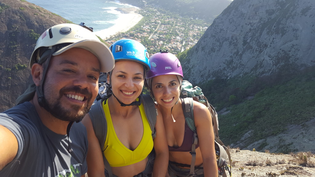 Os três figuras no cume da Agulha Guarischi