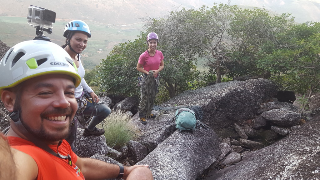 Equipando para começar a escalada.