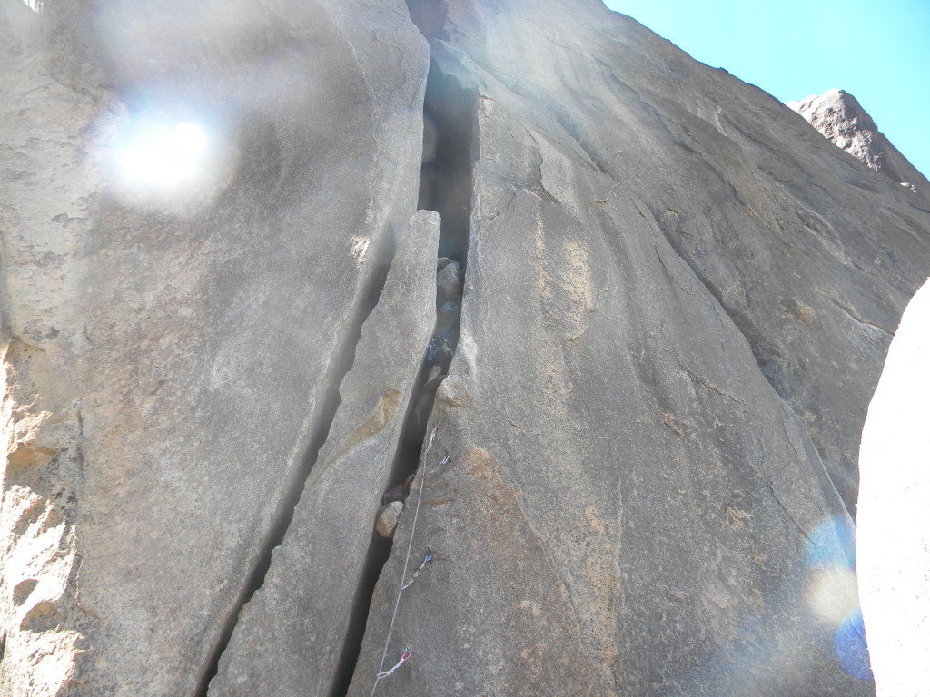 Fenda bem apertada para ficar dentro dela, quase não dava para se mexer. 