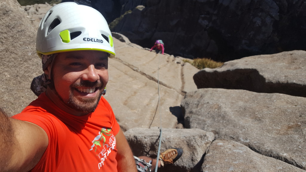 Na segunda parada da via.