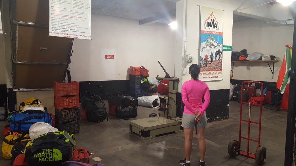 Esse lugar parece uma rodoviária, bagagens por todo lado com etiquetas identificando seus destinatários, na verdade parada obrigatória para quem vai despachar seus equipamentos pelas mulas até o acampamento base.