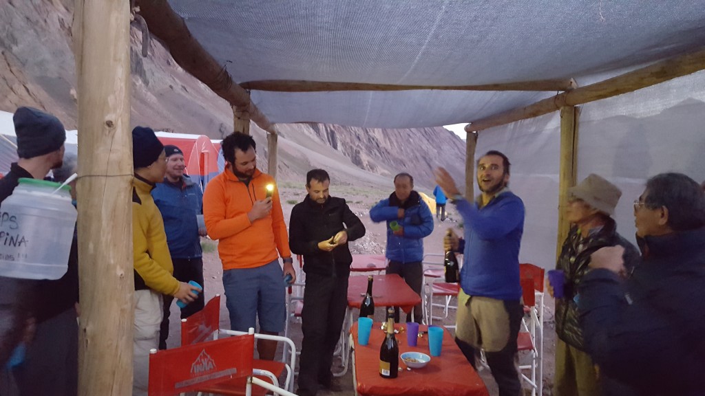 Festa no acampamento de Confluência.