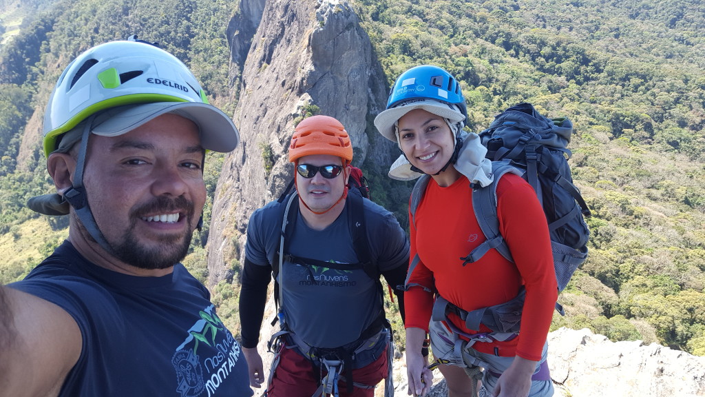 Trio parada dura na P3 da via Cresta, finalizando nossa escalada do final de semana.