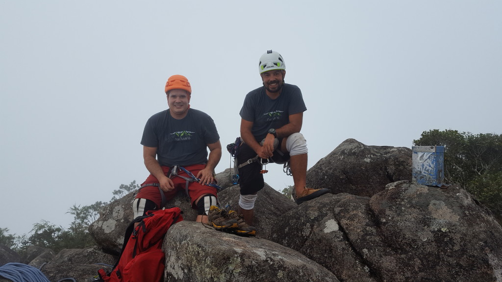 Cume do Abrolhos, eu e meu parceiro de escalada Juliano após 9 horas de escalada e vara mato.