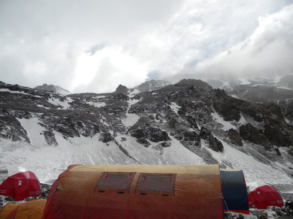 Tempo muito ruim no acampamento base.