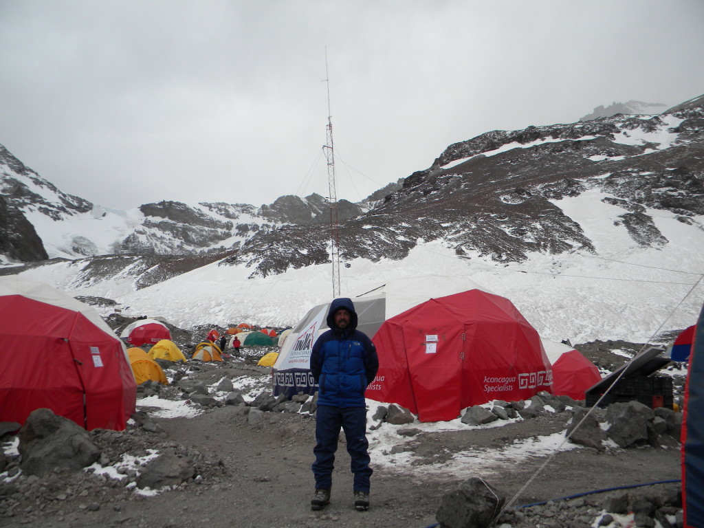 Fazia muito frio, todo mundo intocado nas barracas nesse dia.
