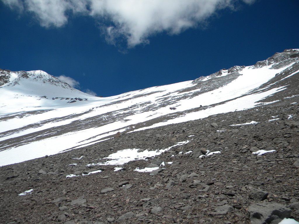 Subida para o acampamento Nido de Condores, bastante neve nessa temporada. 