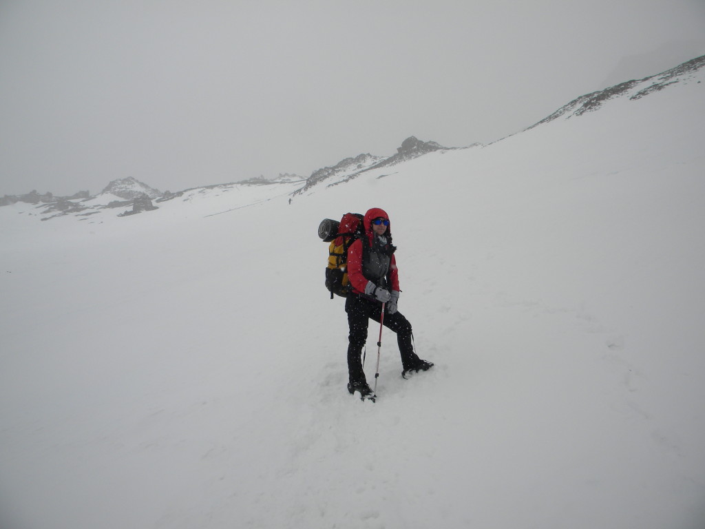 Final da tarde o tempo fechou e começou a nevar.