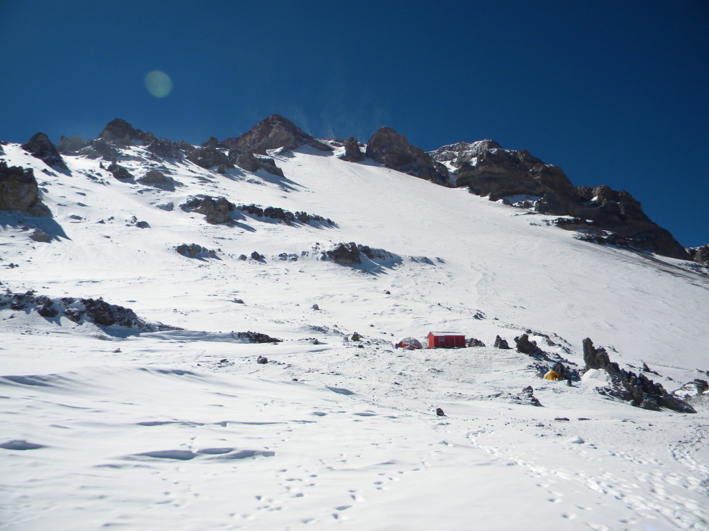 Acampamento Nido de Condores com o Aconcágua ao fundo.