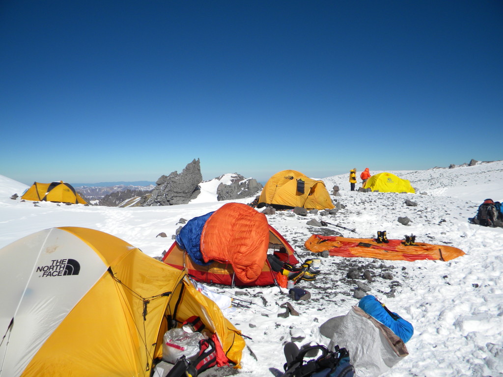 Galera aproveitando o sol para secar os equipamentos.