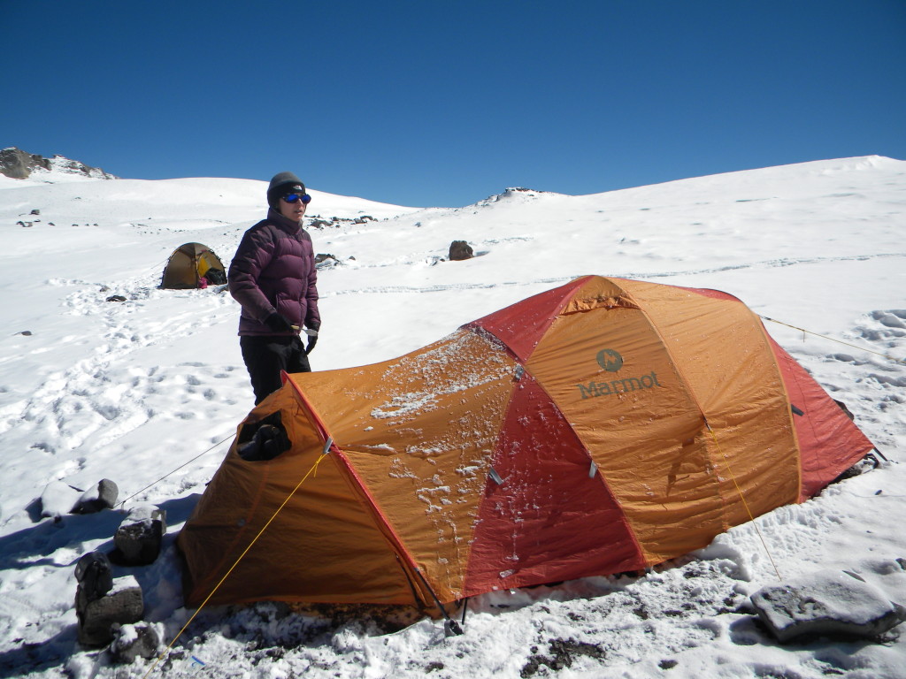 Michelle finalizando o trabalho de tirar toda neve acumulada que ficou em cima da barraca.
