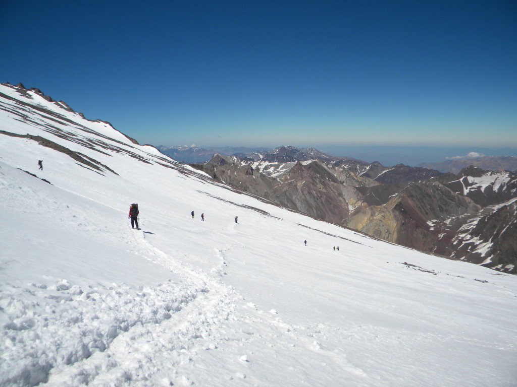 Descida para o acampamento Canada, transito grande de montanhistas subindo e descendo.