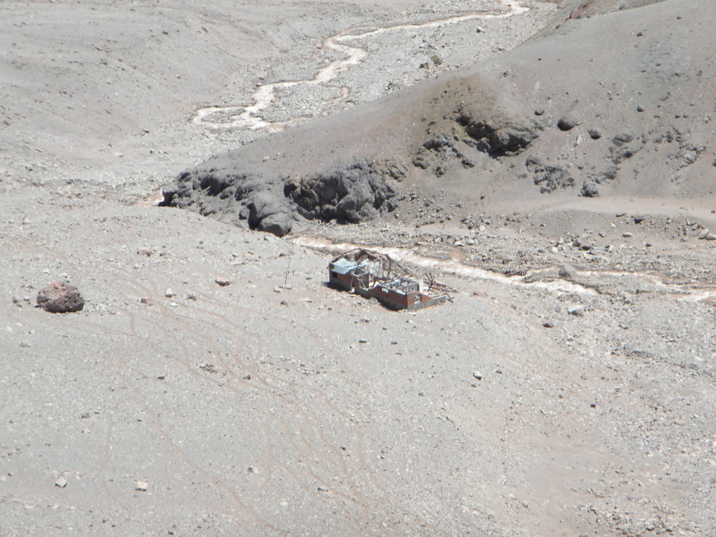 Casa em ruinas que nos ajudou na nossa orientação na subida para o acampamento base.