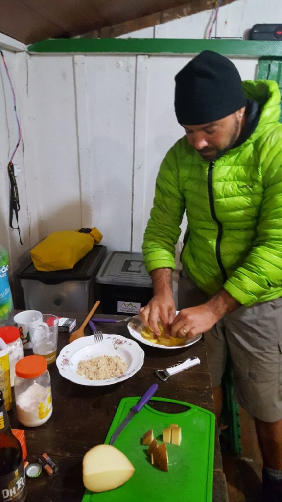 De aperitivo, queijo provolone a milanesa.