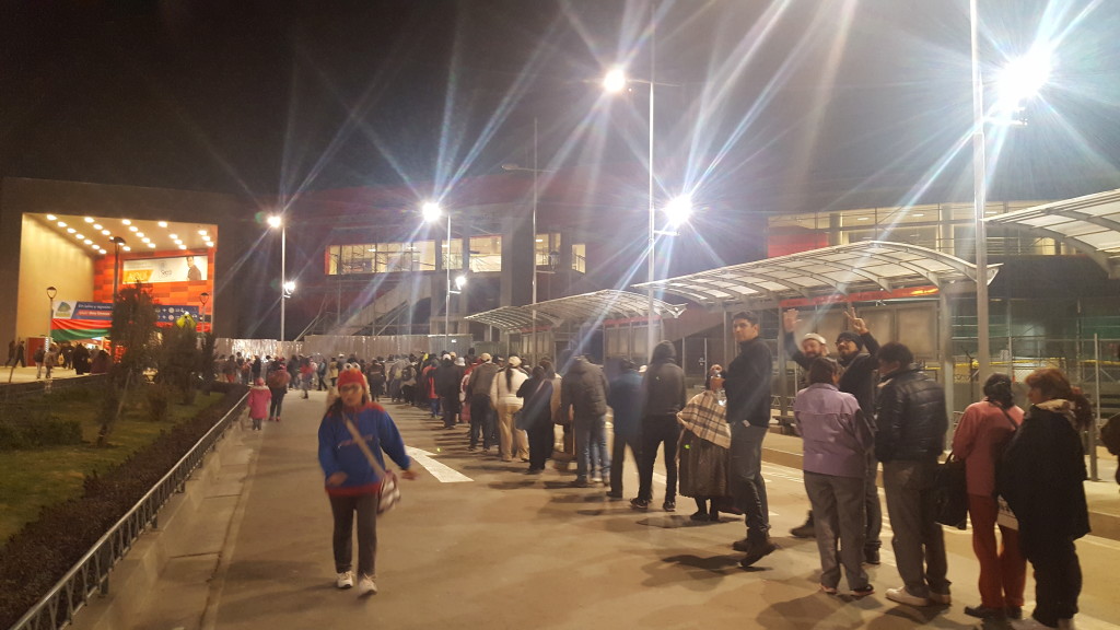 Fila para pegar o bondinho de Del Alto para La Paz