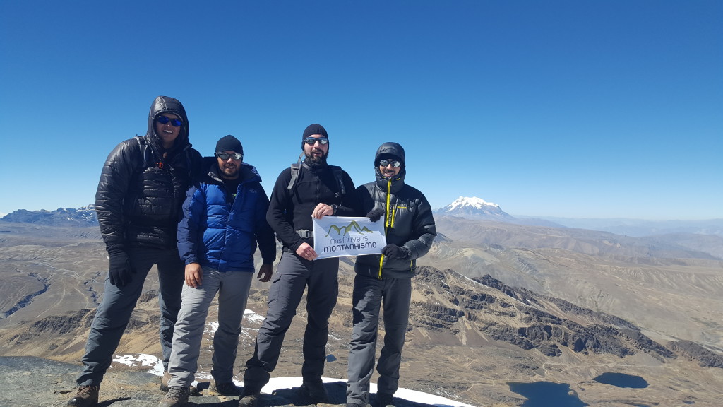 Nas Nuvens Montanhismo no cume do Chacaltaya