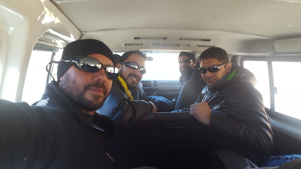 Todo mundo pronto, rumo a Vila Sajama.