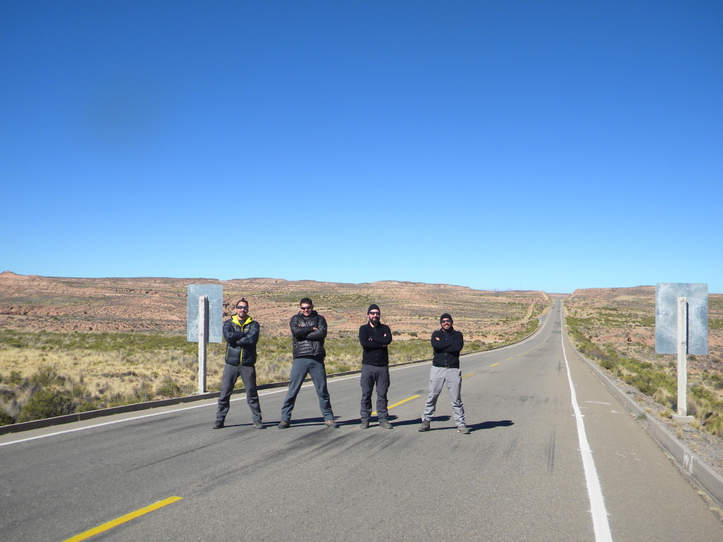 Estrada que leva a Vila Sajama.
