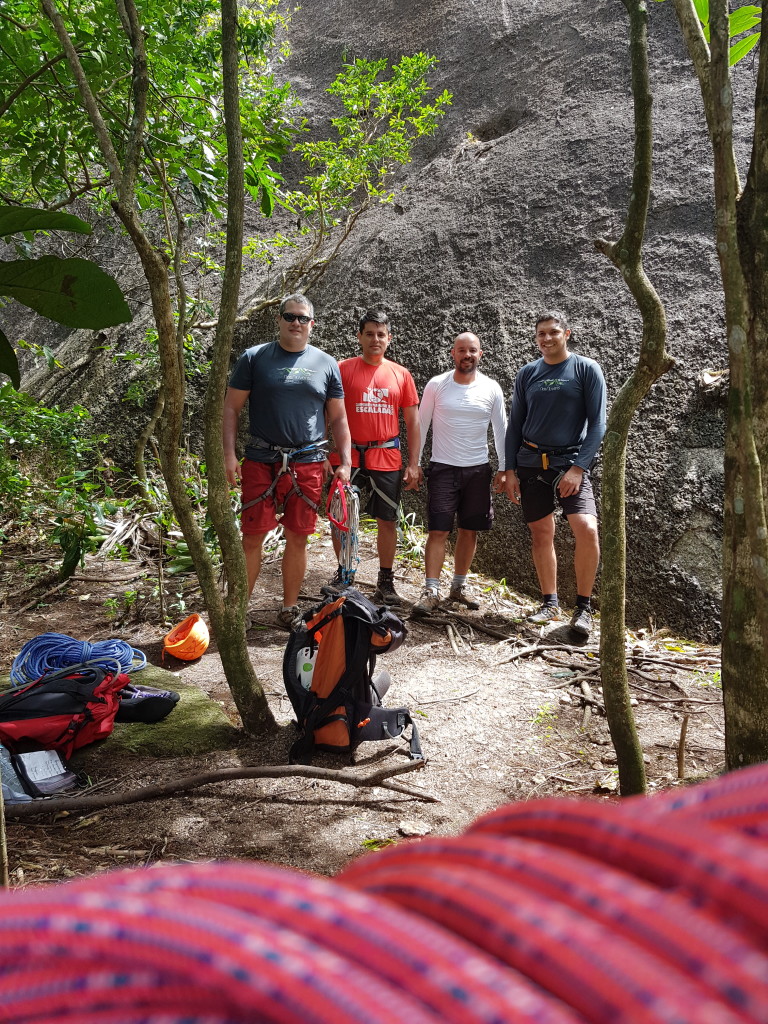 Piazada do NNM se preparando para escalar a via Chuva de Pedra