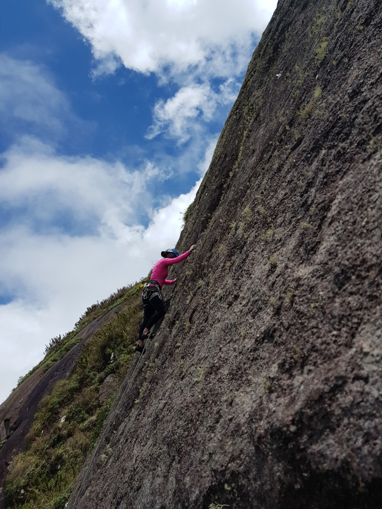 Michelle guiando a via 10 anos.