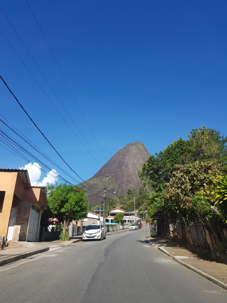 Montanha vista da cidade de Santa Maria Madalena.