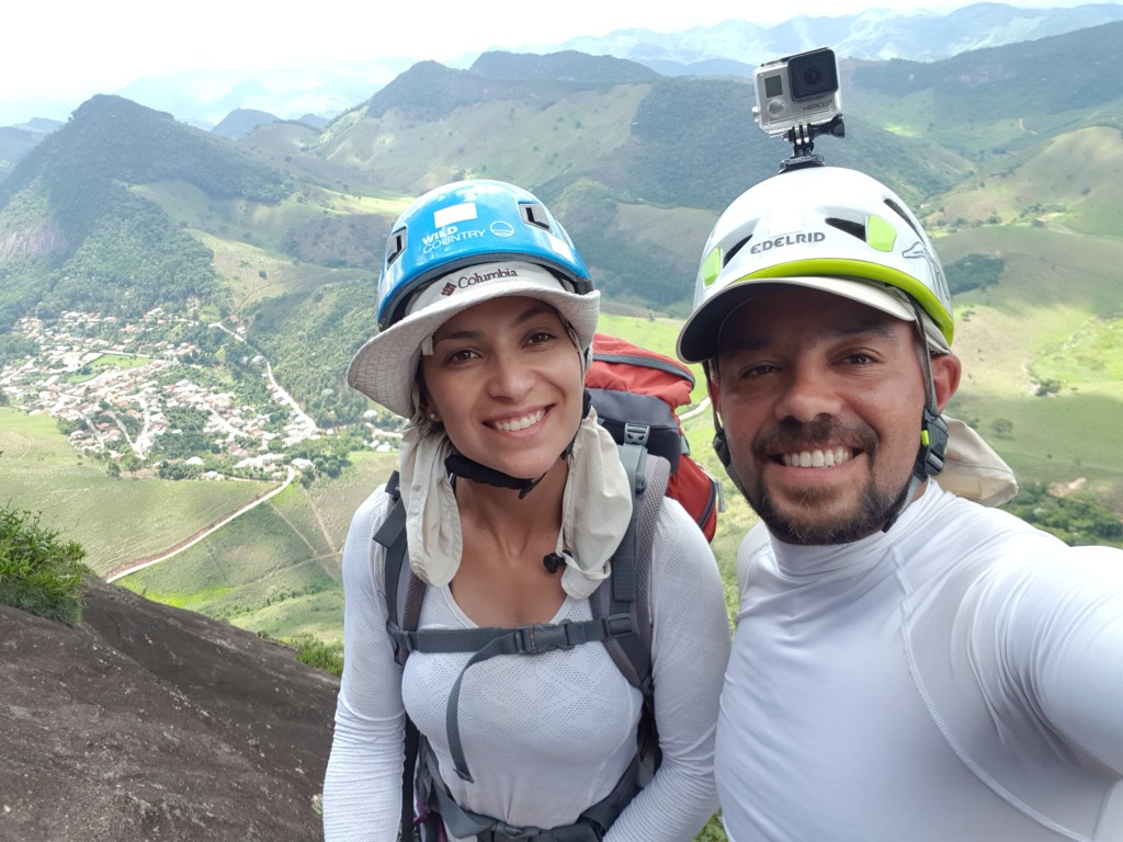 Eu, Michelle e a pequena cidade ao fundo.