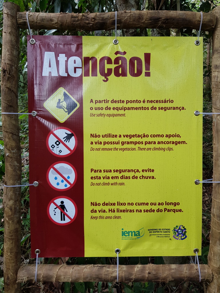 Na trilha principal do parque tem essa placa informativa, a partir desse ponto começa a trilha que leva a base da via.