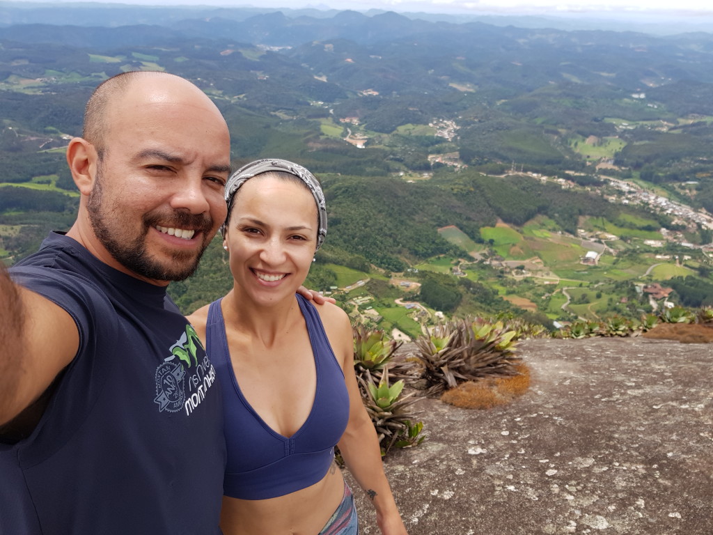 Casal no cume da Pedra Azul