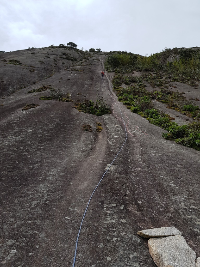 Michelle finalizando o rapel.