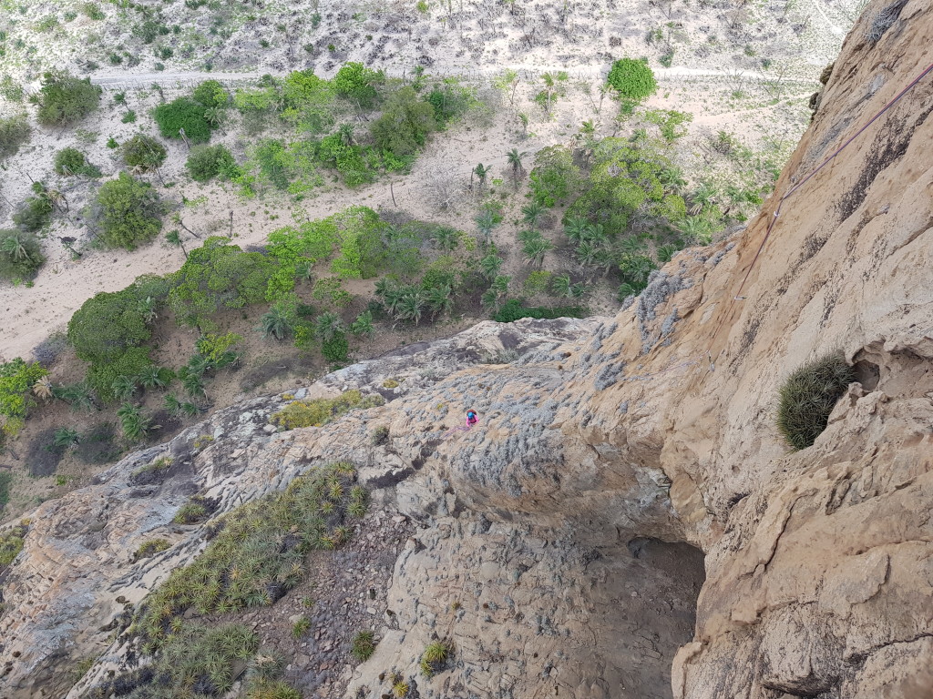 Escalando a terceira enfiada da via, Michelle na base da Toca
