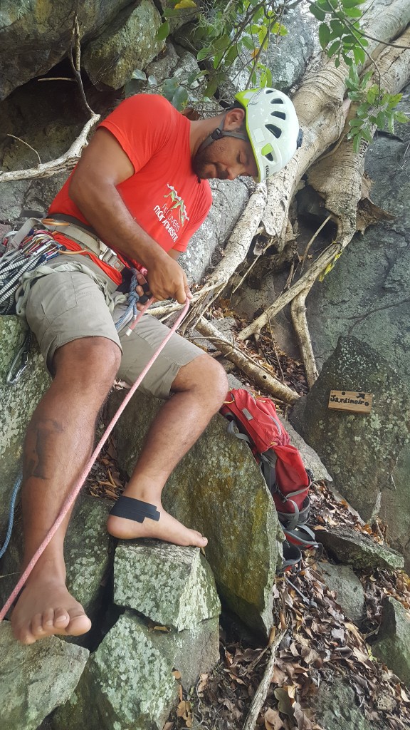 Base da via, tem uma plaquinha com o nome da via mostrando aonde ela inicia.