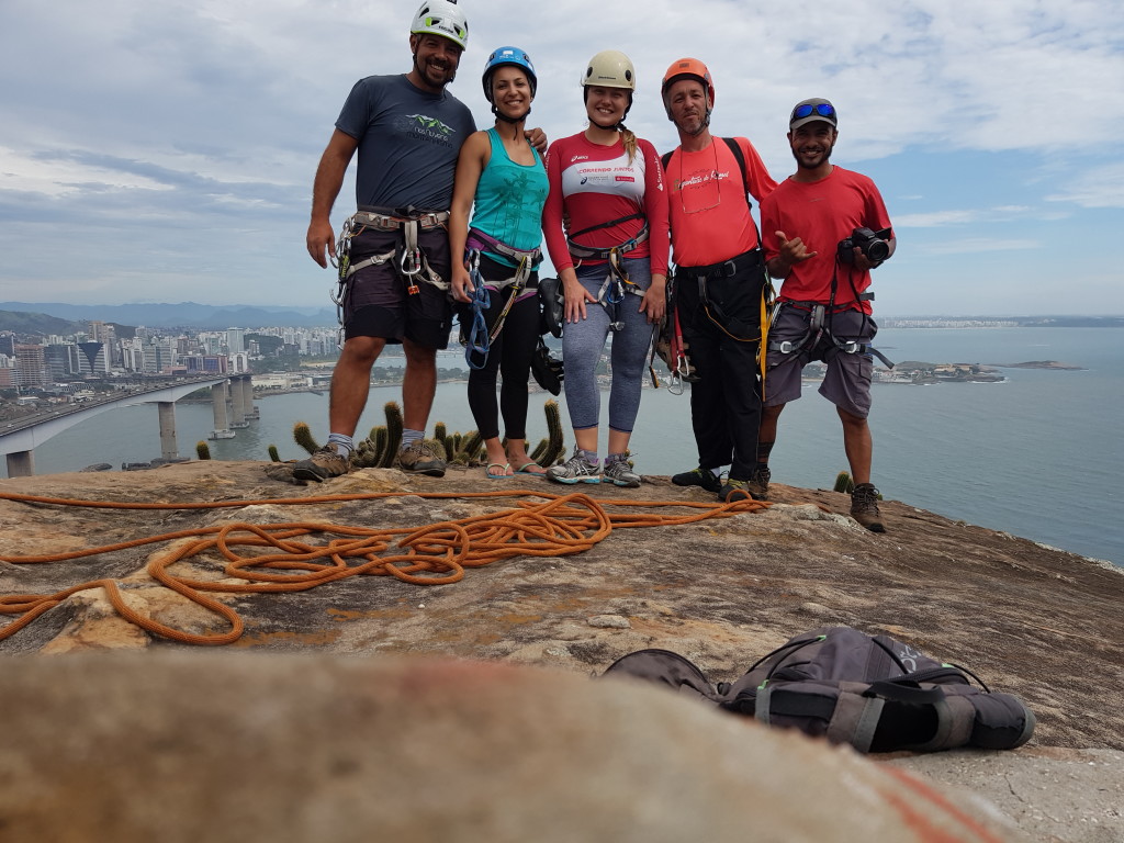 No cume do Morro do Moreno, eu, Michelle, Luiza, Redi e Dudu.